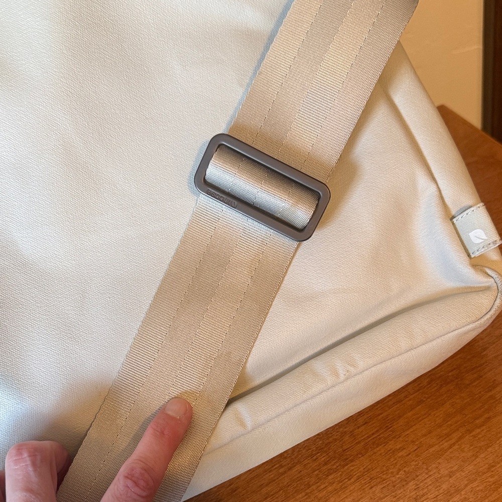 Incase Light Gray Laptop Messenger Bag - Picture 9 of 10